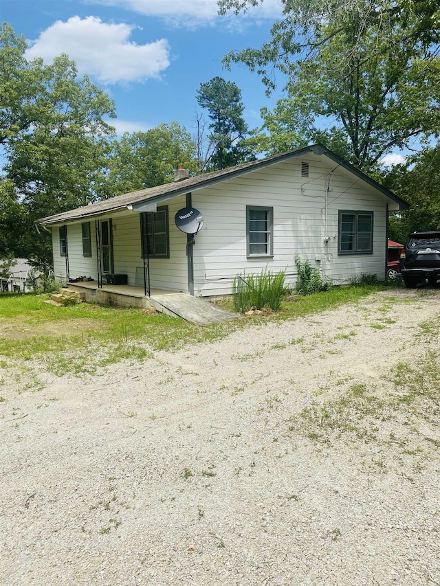 42 Beran Ln, Calico Rock, AR 72519 - view of front facade with a porch