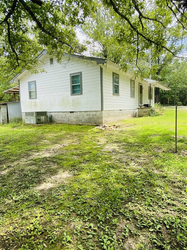 42 Beran Ln, Calico Rock, AR 72519 - view of property exterior with cooling unit, crawl space, and a lawn