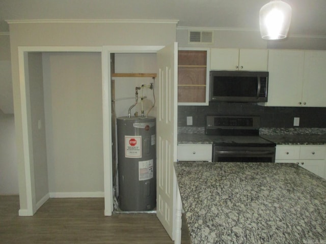 13 Cevico Ln, Hot Springs Village, AR 71909 - kitchen featuring appliances with stainless steel finishes, water heater, ornamental molding, tasteful backsplash, and wood finished floors