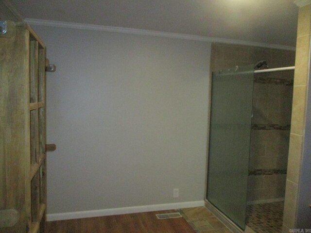 13 Cevico Ln, Hot Springs Village, AR 71909 - full bathroom featuring crown molding, tiled shower, wood finished floors, and baseboards