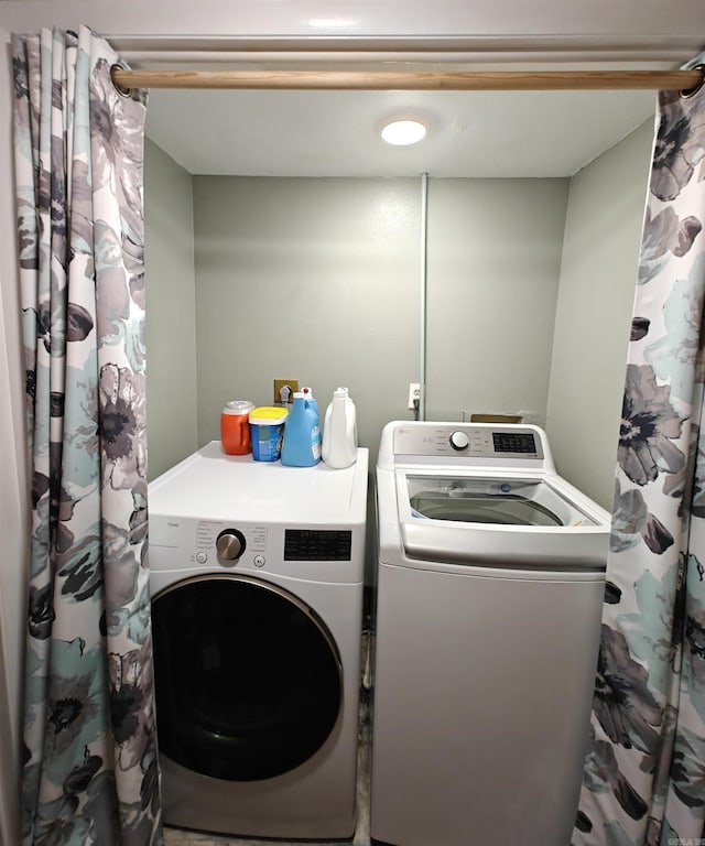 12 Wickford Ln, Little Rock, AR 72212 - laundry room with washing machine and clothes dryer