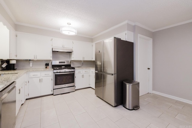 1257 Kimwood Dr, Benton, AR 72019 - kitchen with stainless steel appliances, under cabinet range hood, a textured ceiling, white cabinets, and ornamental molding