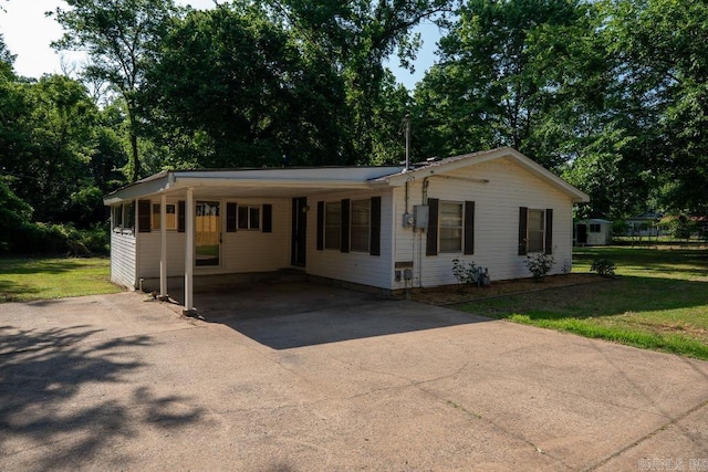 208 King Rd, Benton, AR 72019 - ranch-style home featuring driveway, an attached carport, and a front yard