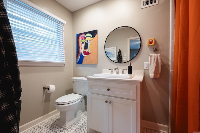 6709 Waverly Dr, Little Rock, AR 72207 - bathroom featuring toilet, vanity, baseboards, and curtained shower