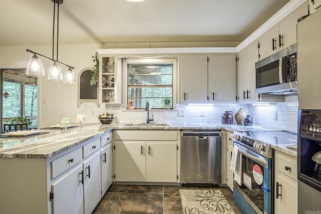 30 Segovia Dr, Hot Springs Village, AR 71909 - kitchen with stainless steel appliances, a sink, a peninsula, and tasteful backsplash
