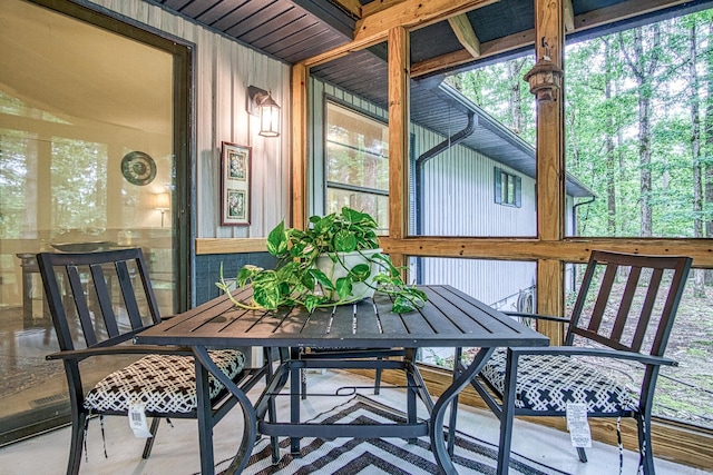 30 Segovia Dr, Hot Springs Village, AR 71909 - sunroom featuring outdoor dining space