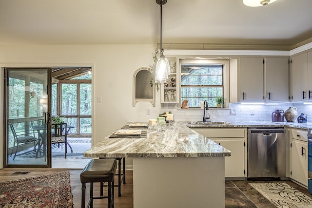 30 Segovia Dr, Hot Springs Village, AR 71909 - kitchen featuring stainless steel dishwasher, a sink, a peninsula, a kitchen breakfast bar, and backsplash