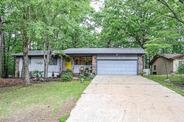 30 Segovia Dr, Hot Springs Village, AR 71909 - view of front of home featuring a garage, concrete driveway, a porch, and a front yard