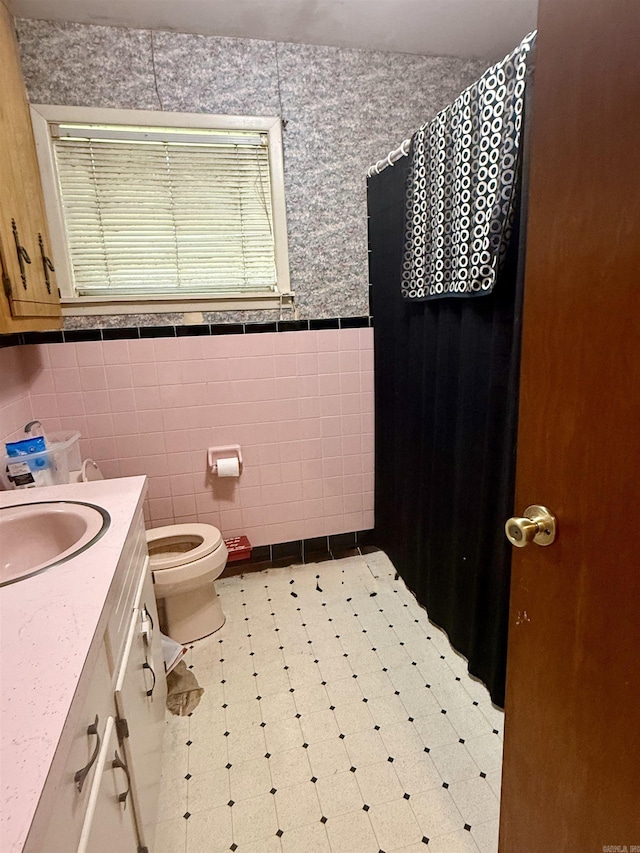 171 Sumter Dr, Malvern, AR 72104 - bathroom featuring tile walls, vanity, a shower with curtain, and wainscoting