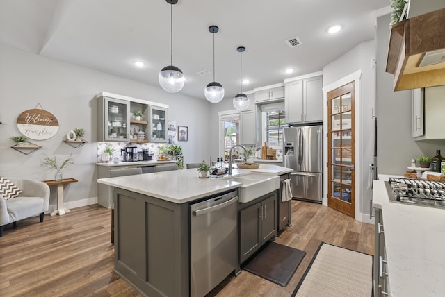 152 Clayboy Dr, Austin, AR 72007 - kitchen featuring stainless steel appliances, a sink, wood finished floors, an island with sink, and recessed lighting