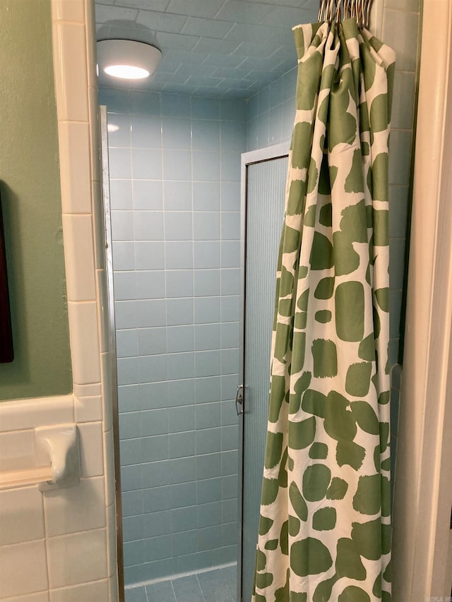 4613 Crestline Dr, North Little Rock, AR 72116 - bathroom with a tile shower