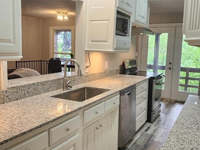 211 Burnt Rock Falls Rd, Fairfield Bay, AR 72088 - kitchen featuring stainless steel appliances, a sink, light wood-type flooring, and white cabinets