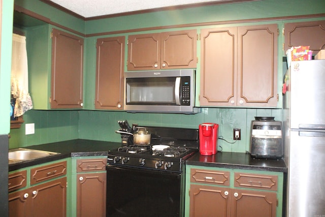 505 Woodland St, Malvern, AR 72104 - kitchen featuring stainless steel appliances, dark countertops, backsplash, and crown molding