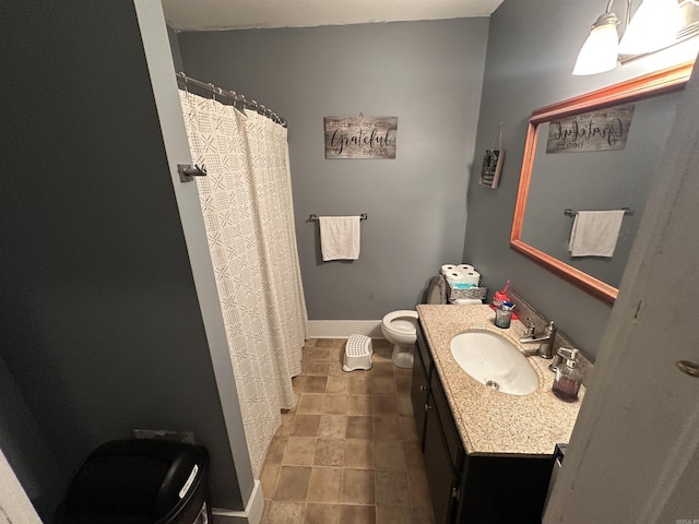 621 W 7th St, Rector, AR 72461 - bathroom featuring toilet, vanity, baseboards, and curtained shower