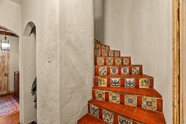 1729 N Spruce, Little Rock, AR 72207 - staircase featuring arched walkways and a textured wall