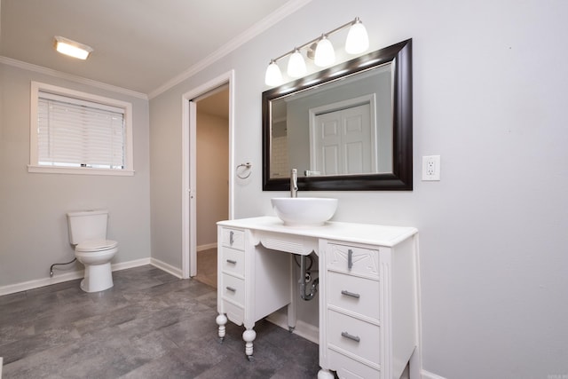 708 N Taylor St, Little Rock, AR 72205 - bathroom featuring ornamental molding, baseboards, vanity, and toilet