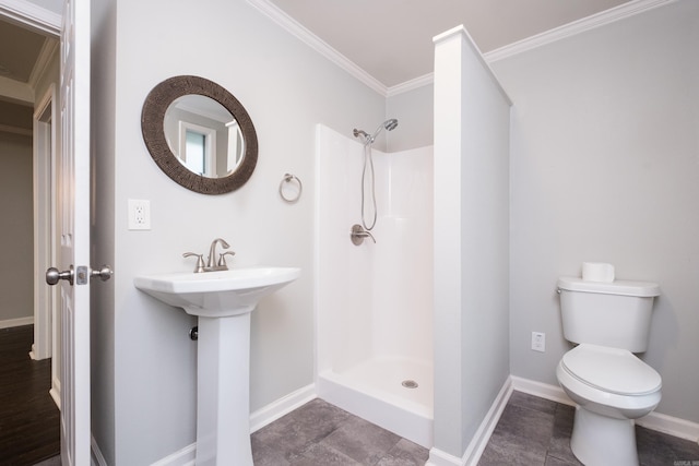 708 N Taylor St, Little Rock, AR 72205 - bathroom featuring a shower, toilet, crown molding, and baseboards