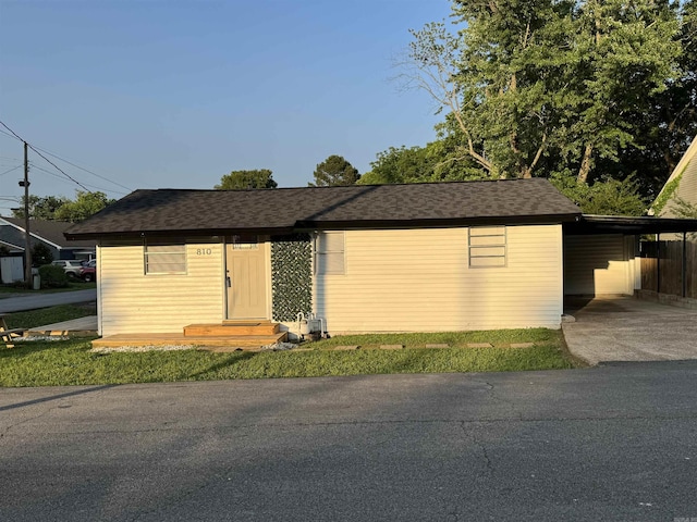 810 N Pear St, Searcy, AR 72143 - ranch-style home with an attached carport and driveway