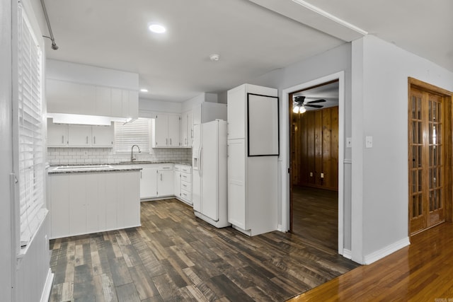 kitchen featuring white refrigerator with ice dispenser, a sink, dark wood-style floors, ceiling fan, and recessed lighting