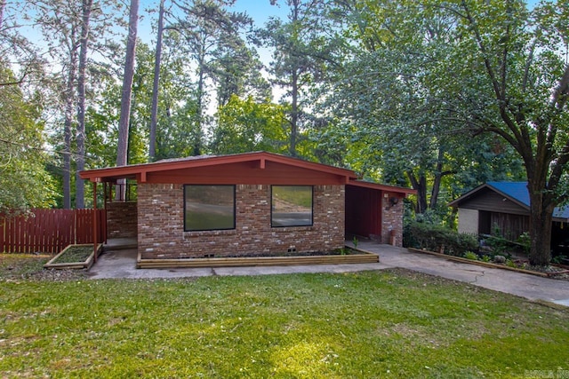 18 Woodcliff Cir, Little Rock, AR 72204 - mid-century modern home featuring brick siding and driveway