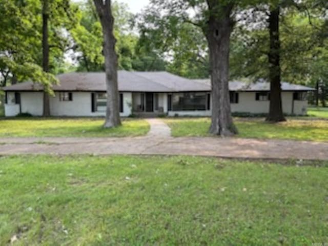 301 Coil, Steele, MO 63877 - single story home featuring a front yard