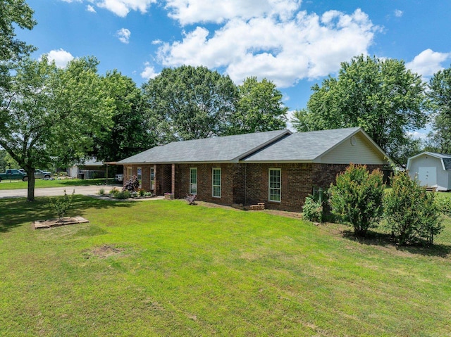ranch-style home featuring a front lawn and brick siding