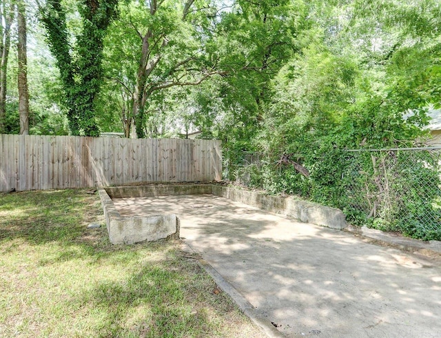 122 Kenwood St, Hot Springs, AR 71913 - fenced backyard featuring a patio area