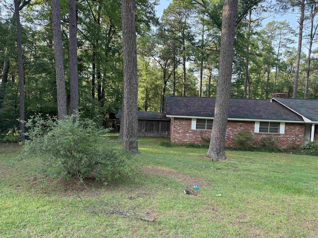 view of front of property featuring brick siding and a front yard