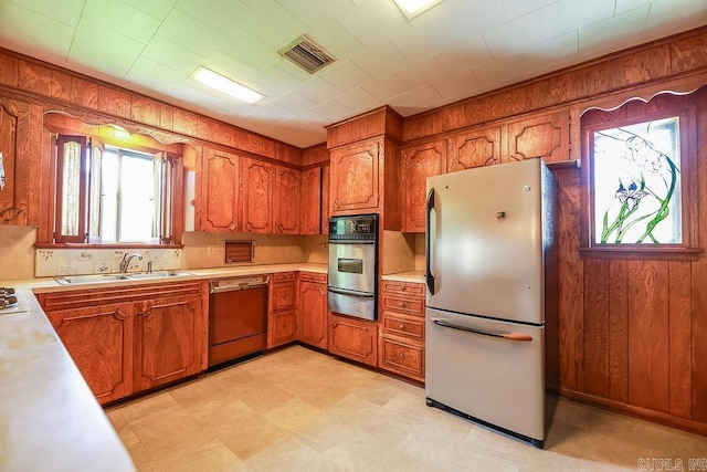 1706 W Block St, El Dorado, AR 71730 - kitchen featuring freestanding refrigerator, dishwasher, oven, a sink, and a warming drawer