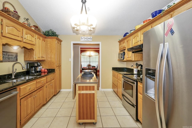 113 Deer View Cir, Hot Springs, AR 71913 - kitchen featuring stainless steel appliances, a sink, a chandelier, under cabinet range hood, and light tile patterned floors