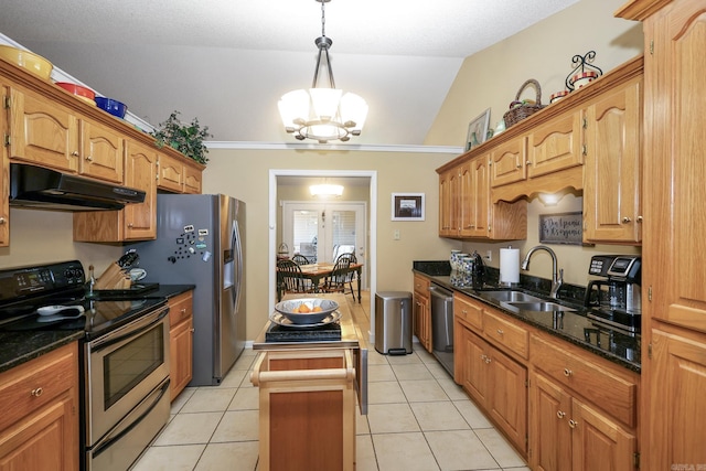 113 Deer View Cir, Hot Springs, AR 71913 - kitchen featuring appliances with stainless steel finishes, under cabinet range hood, a sink, a chandelier, and dark stone countertops