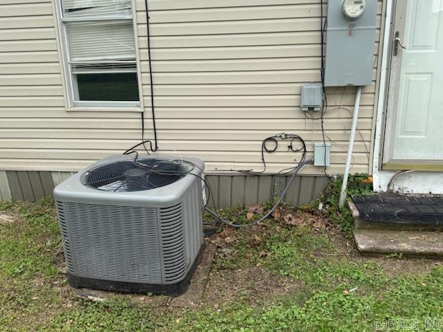 217 SE 3rd, England, AR 72046 - exterior view of cooling unit and electric meter