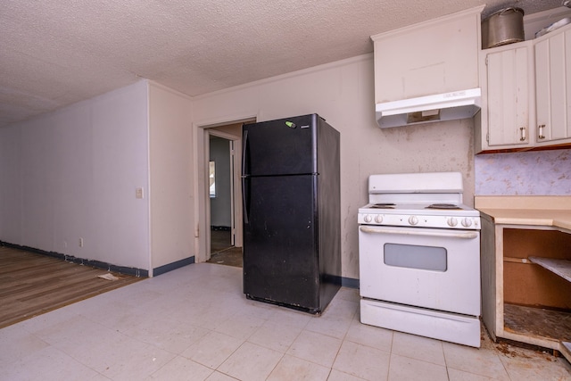 1411 Maple St, North Little Rock, AR 72114 - kitchen featuring freestanding refrigerator, under cabinet range hood, electric stove, a textured ceiling, and light countertops