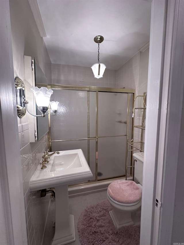 582 N Fourth Ave, Piggott, AR 72454 - full bathroom featuring toilet, a stall shower, and tile walls