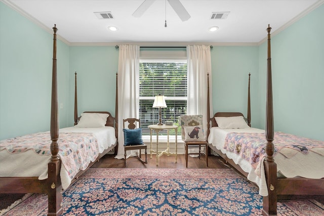 bedroom featuring wood finished floors, crown molding, a ceiling fan, and recessed lighting