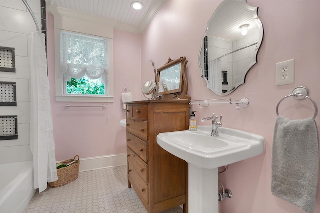 full bath featuring ornamental molding, shower / tub combo with curtain, and baseboards