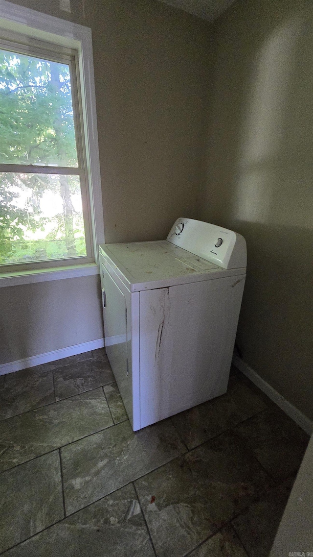 302 SW Broad St, Hoxie, AR 72433 - laundry room featuring washer / dryer and baseboards