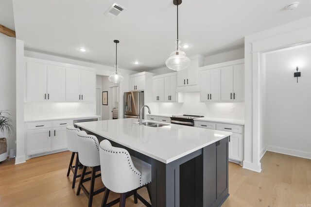 10584 Gunter Loop, Benton, AR 72019 - kitchen featuring a sink, stainless steel appliances, backsplash, light wood-style floors, and recessed lighting