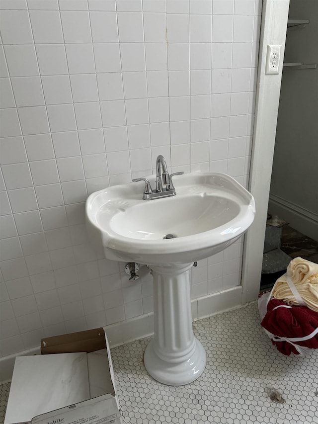 211 California Ave, Camden, AR 71701 - bathroom featuring tile patterned floors and tile walls