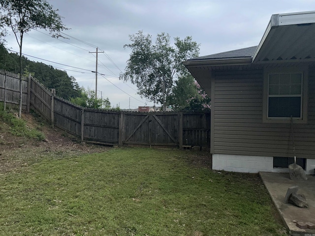 view of yard with a gate
