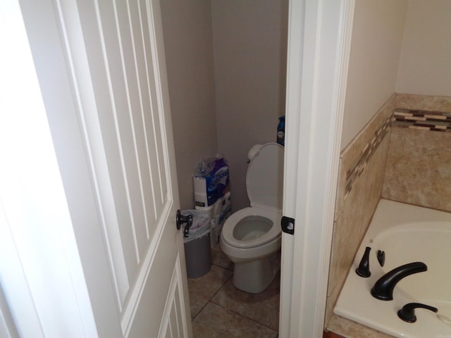 21 Sanibel Cv, Little Rock, AR 72210 - bathroom with a bathtub, toilet, and tile patterned flooring