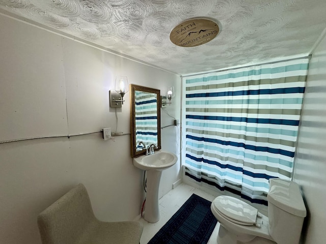 2645 Jumbo Rd, Melbourne, AR 72556 - full bath with toilet, curtained shower, and a textured ceiling