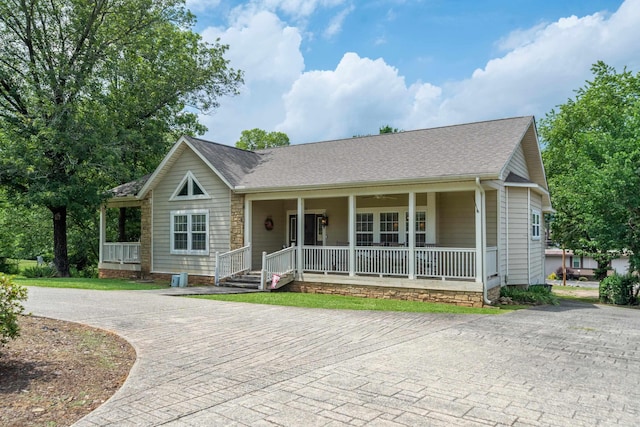 206 Brown, Hot Springs, AR 71913 - ranch-style home with covered porch, a shingled roof, and curved driveway