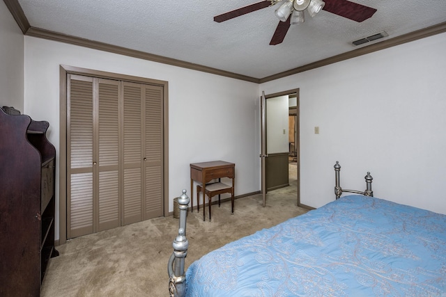 817 Ouachita Pl, Little Rock, AR 72205 - bedroom with carpet, crown molding, a closet, a textured ceiling, and a ceiling fan