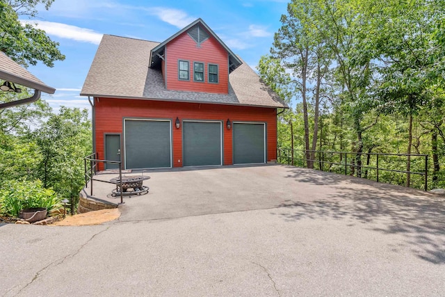 4501 Ridgefield Ln, Little Rock, AR 72223 - garage with asphalt driveway
