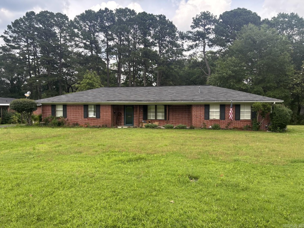335 Berg Ave, Camden, AR 71701 - ranch-style house featuring a front yard and brick siding