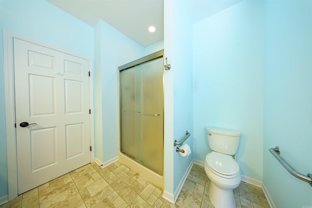 505 E Tri Lks, Horseshoe Bend, AR 72512 - full bathroom featuring stone finish floors, a stall shower, toilet, and baseboards