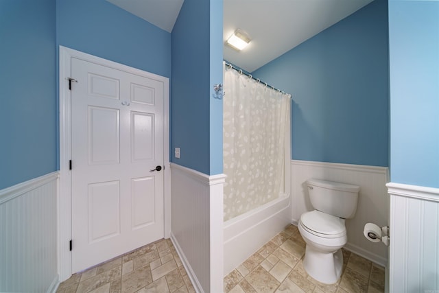 505 E Tri Lks, Horseshoe Bend, AR 72512 - full bathroom with wainscoting, toilet, stone finish flooring, and shower / tub combo