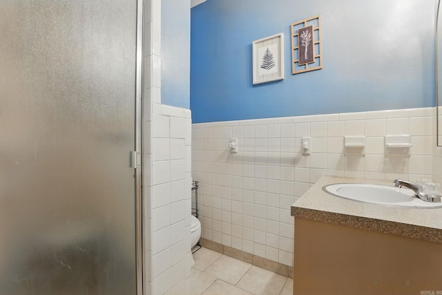 415 W 50th St, North Little Rock, AR 72118 - full bath featuring a stall shower, tile patterned floors, toilet, vanity, and tile walls