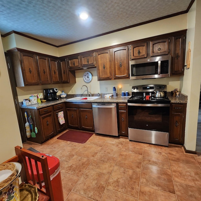 110 Emerald Ln, Horseshoe Bend, AR 72512 - kitchen featuring stainless steel appliances, a sink, crown molding, dark brown cabinetry, and a textured ceiling